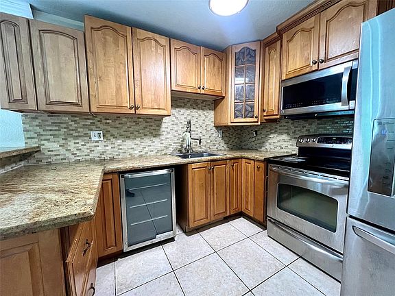 4th image of 704 NW 9th Avenue