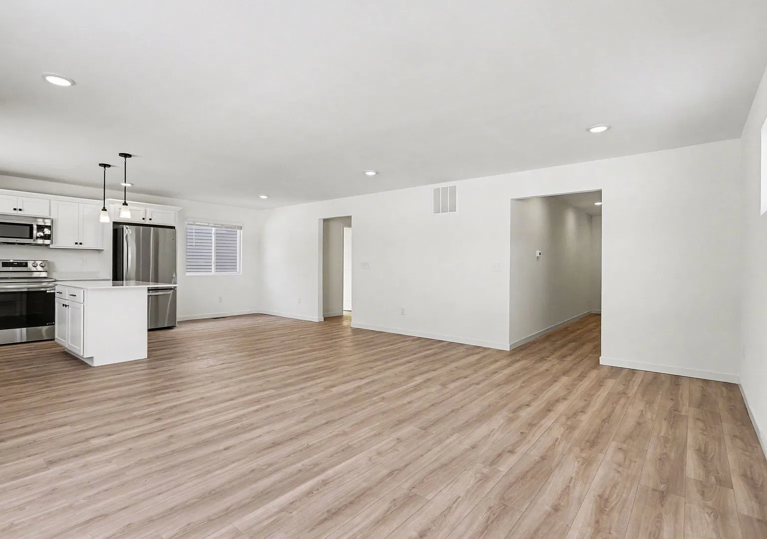 1 Month FREE Rent! Applied to Your First Full Month. Terms & Conditions Apply. — Photo 4