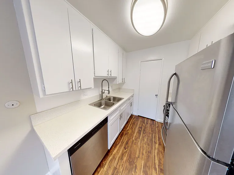 Royal Terrace Apartments — Photo 22
