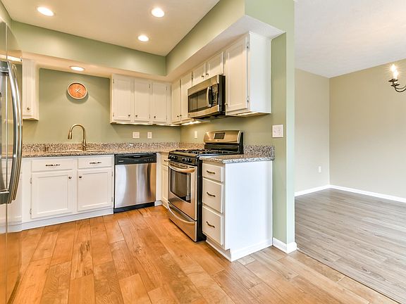 4th image of 240 Clearbrook Ct