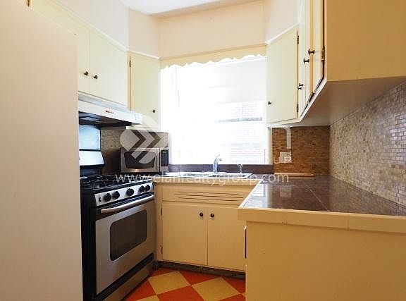 2nd image of 2048 W Farragut Ave #1