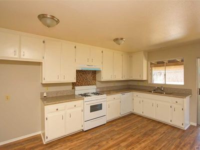 725 Val Monte Dr, Hemet, CA, 92543