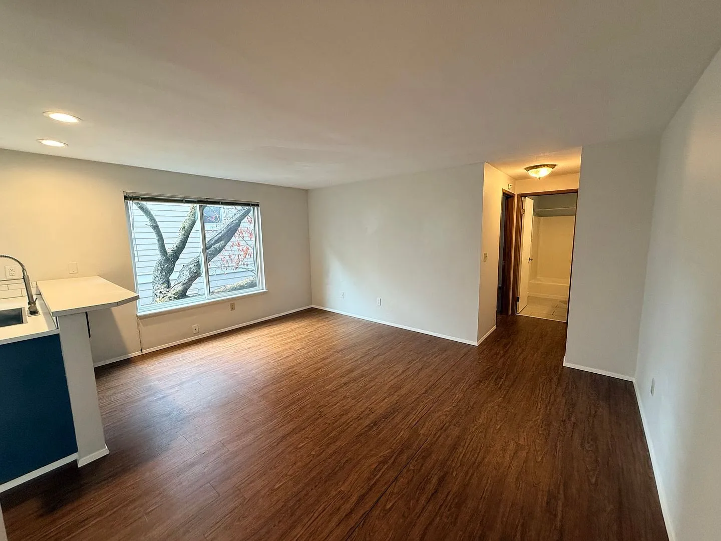 DeLaire Apartments — Photo 2