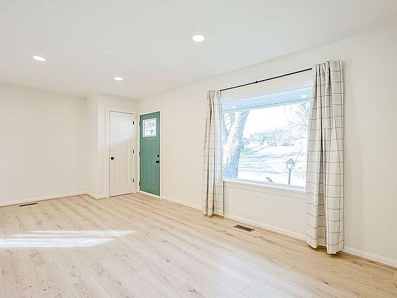 5th image of 2507 Beechwood Blvd