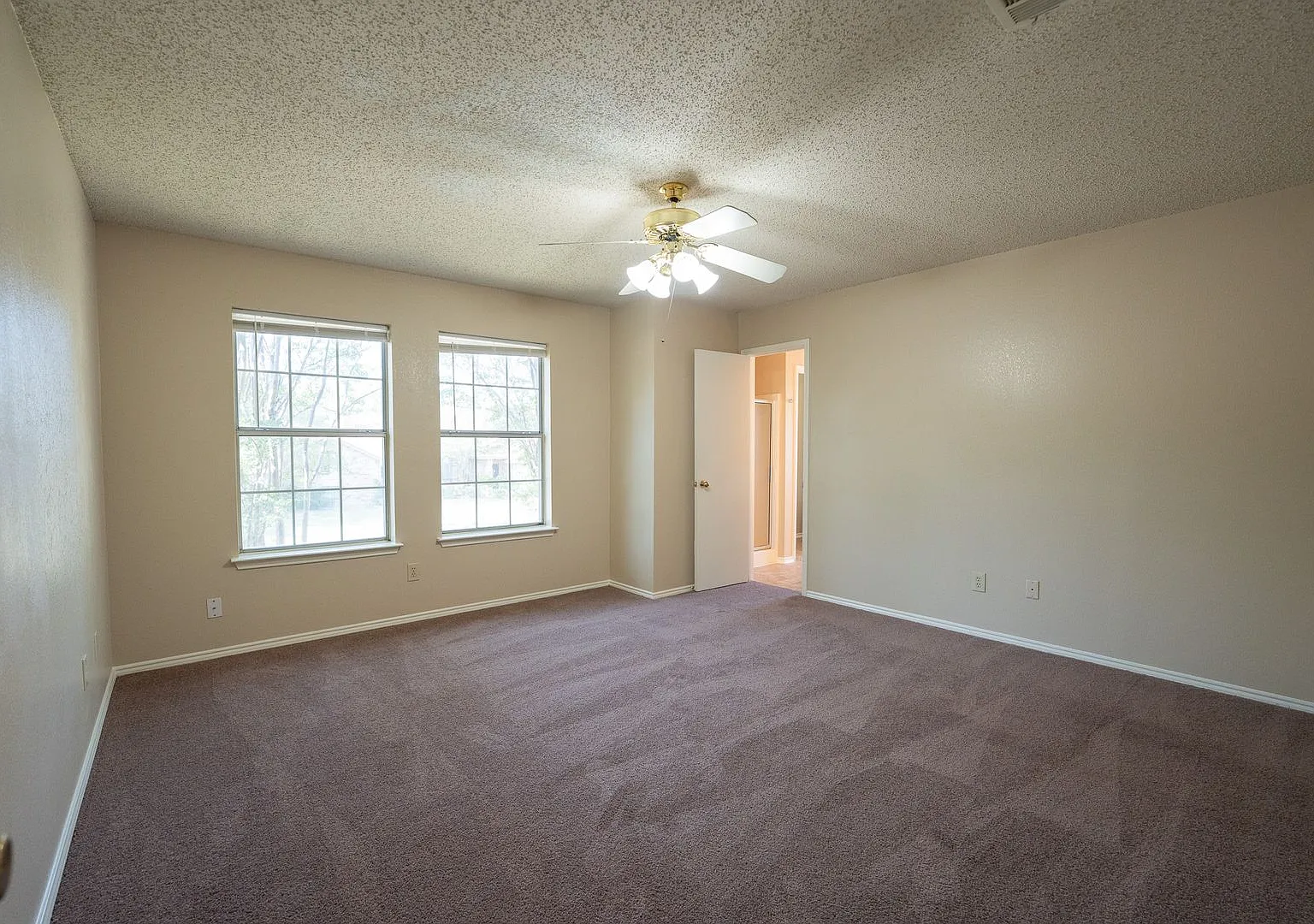 Spacious home over 1900 sqft! — Photo 2