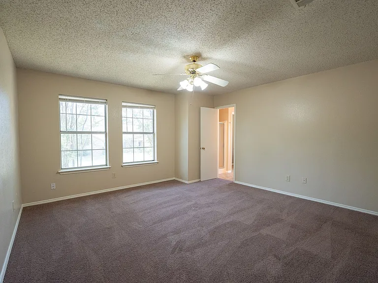 831 Ash Grove Ln — Photo 2