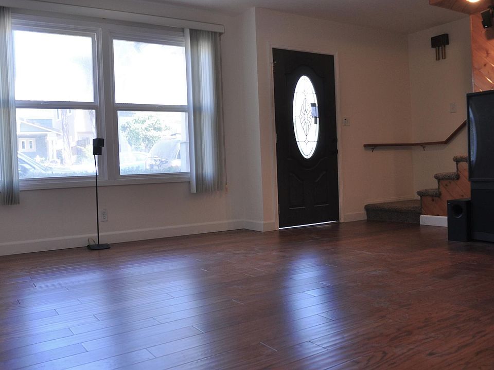 Living Room (NOTE: Does NOT include big screen TV or speaker