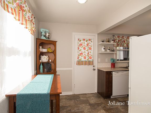 5th image of 1350 Oaklawn St NE