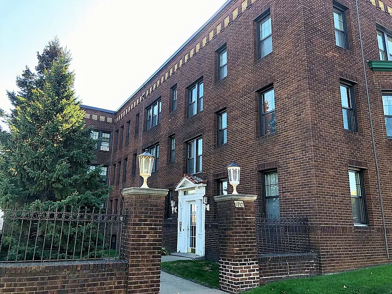 170 Summit Ave — Photo 37
