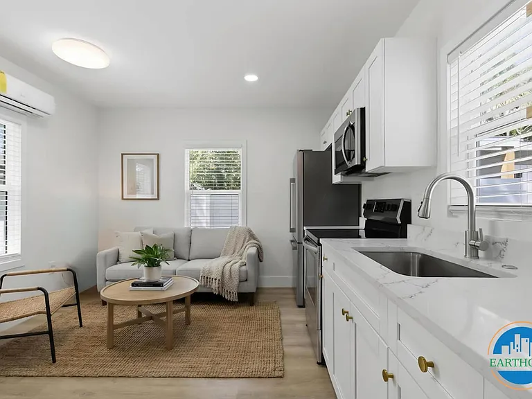 701 W Plaza Pl #B — Photo 5