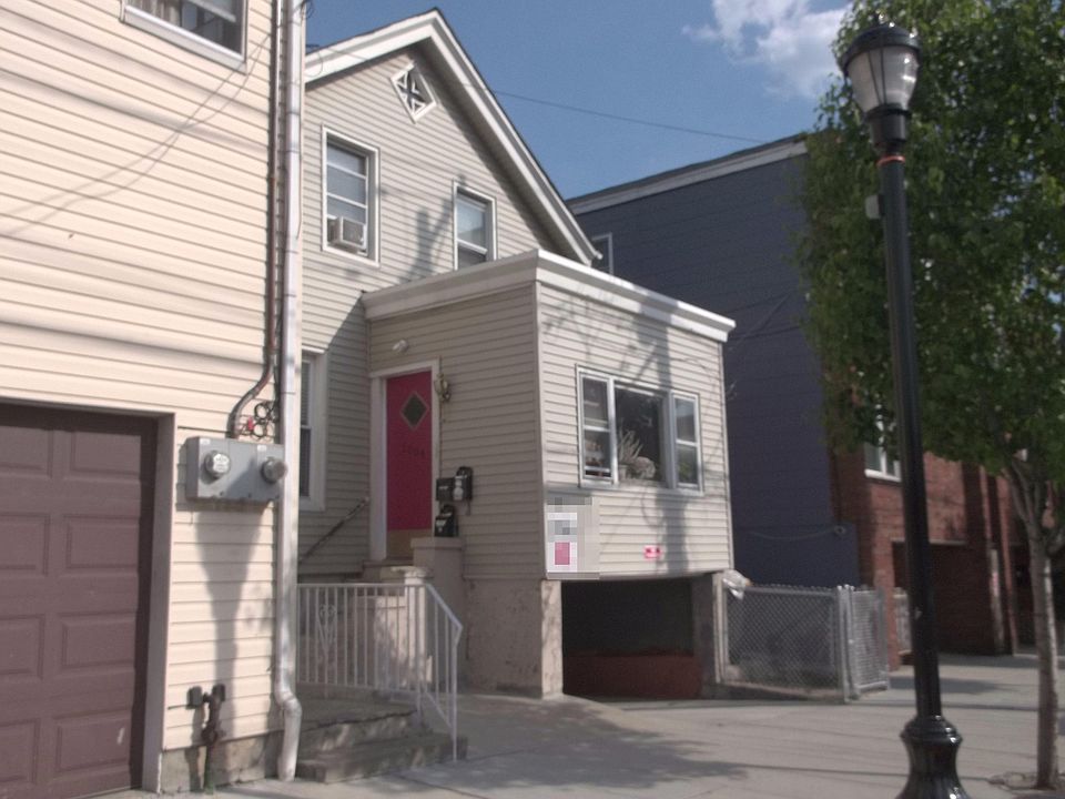 2nd image of 1004 New York Ave
