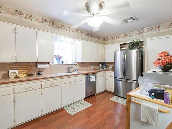 2nd image of 1107 Brookhollow Dr