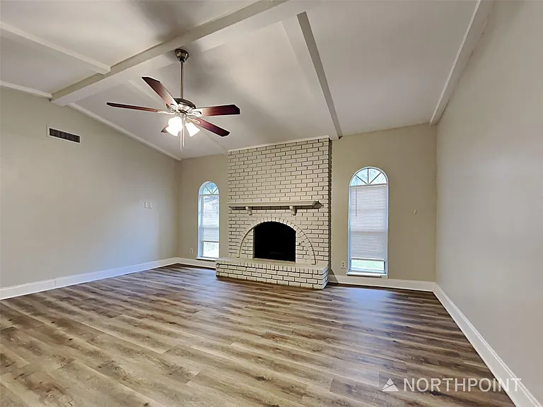 1504 Carnation Dr — Photo 3