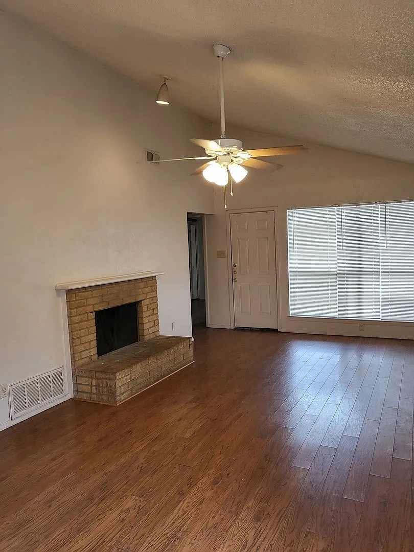 2716 St. George Place Arlington, TX 76015 — Photo 2