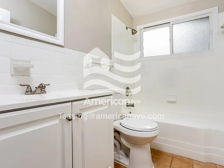 1438607_013_wm_-_bathroom_12931162.jpg
