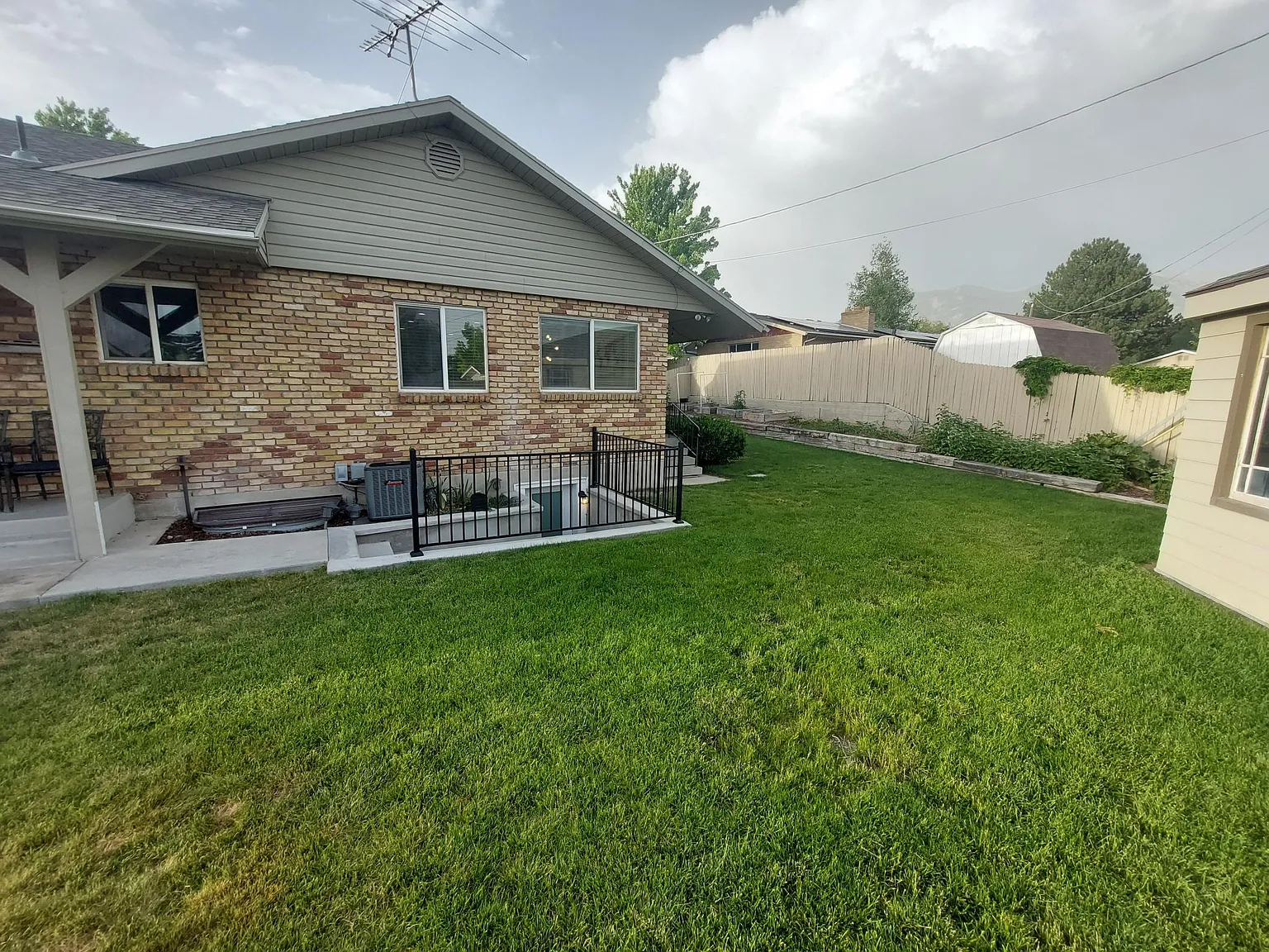 1076 Timpview Dr — Photo 3