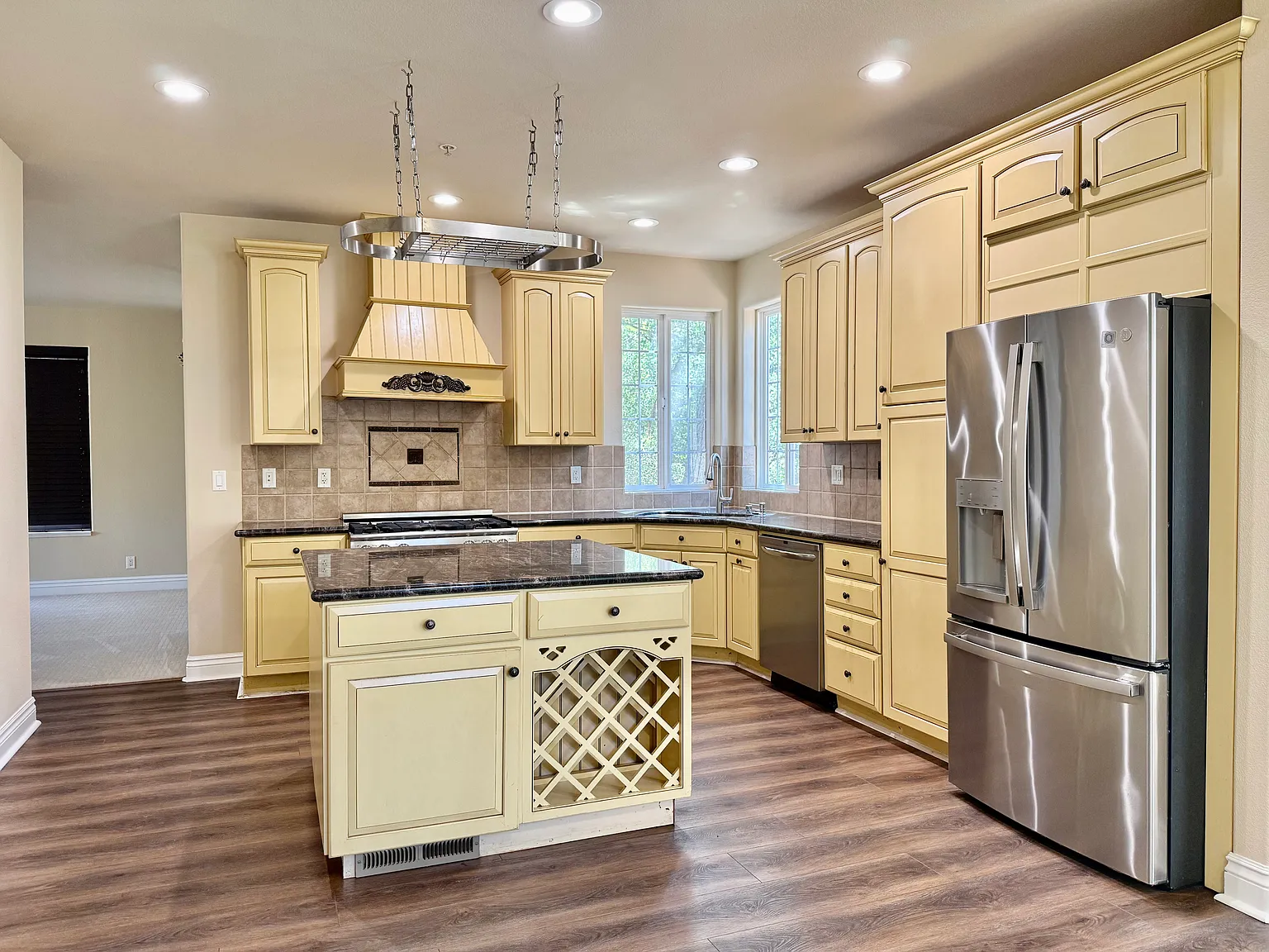 4 bed, 3.5 bath, 3516 sqft, $5,399 — Photo 2
