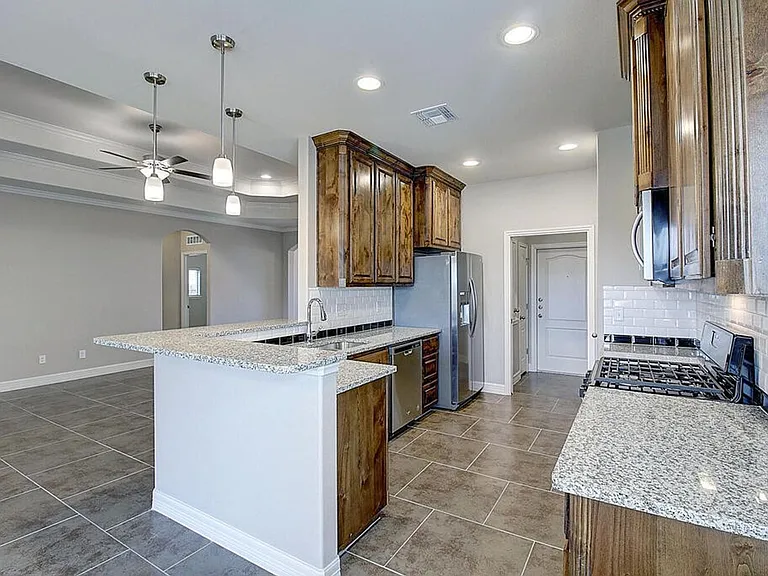 7530 Sable Creek Dr — Photo 3