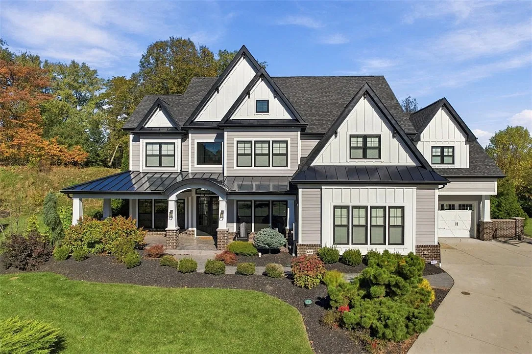 6 bed, 5.5 bath, 7232 sqft, $18,500 — Photo 1