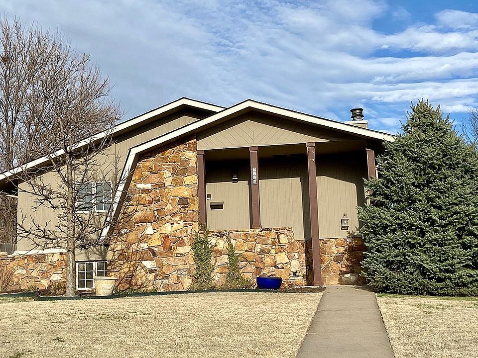 1st image of 2204 Manor Dr
