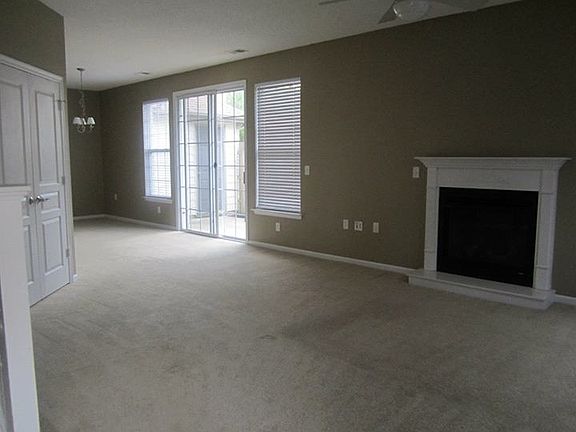 Family Room w/gas fireplace