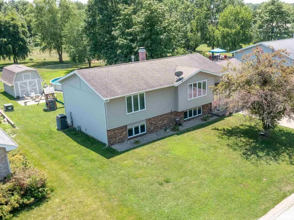 531 Cottonwood Dr, Salem, IL 62881