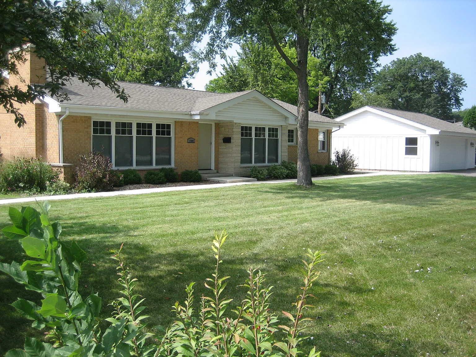 1900 Robincrest Ln photo 1