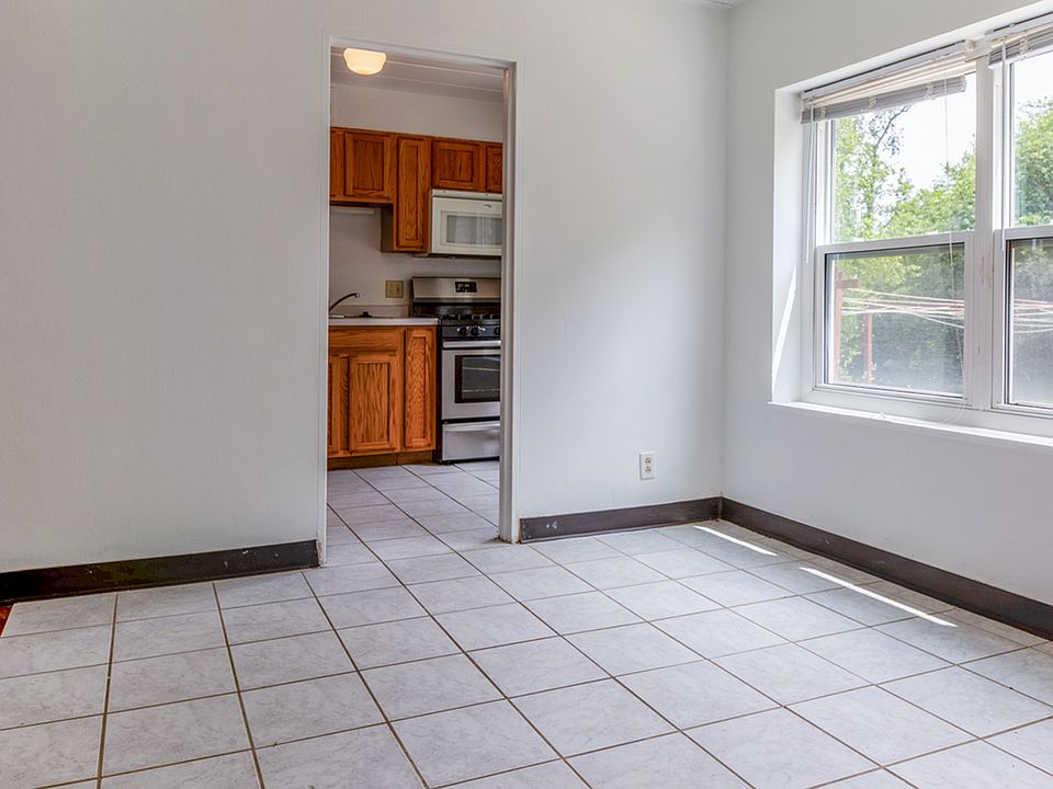 19-01 Sherman Terrace | Kitchen & Dining Area