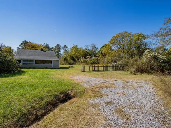 21 Constant Rd, Hampton, VA 23664