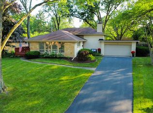 831 Hawthorne Dr, Naperville, IL