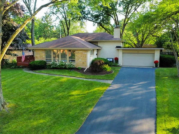 831 Hawthorne Dr, Naperville, IL 60540
