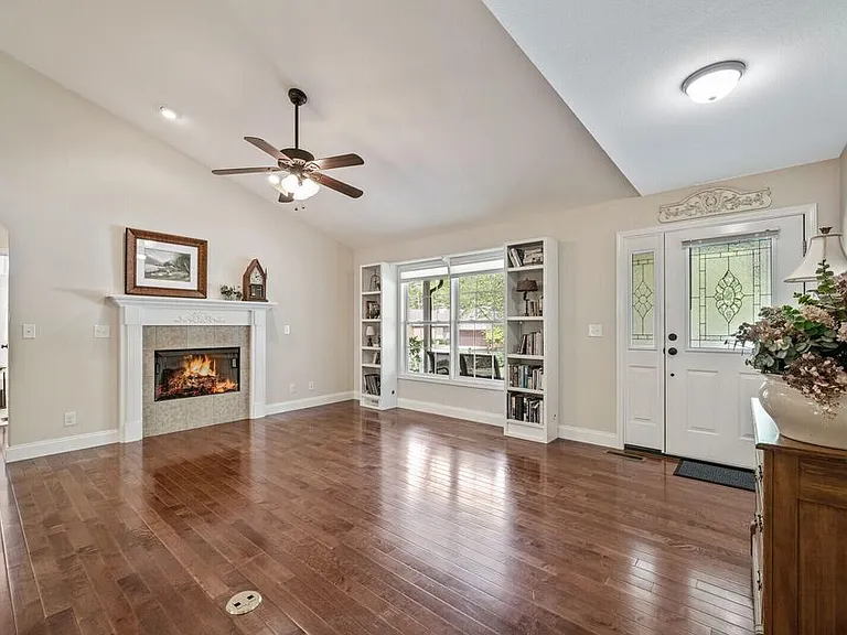 155 Garfield Ct — Photo 3