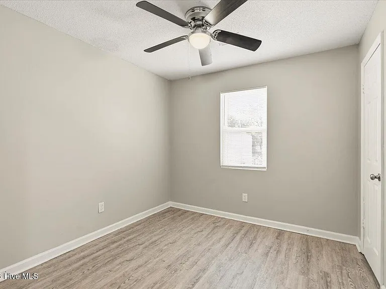 1910 Neptune Dr — Photo 14