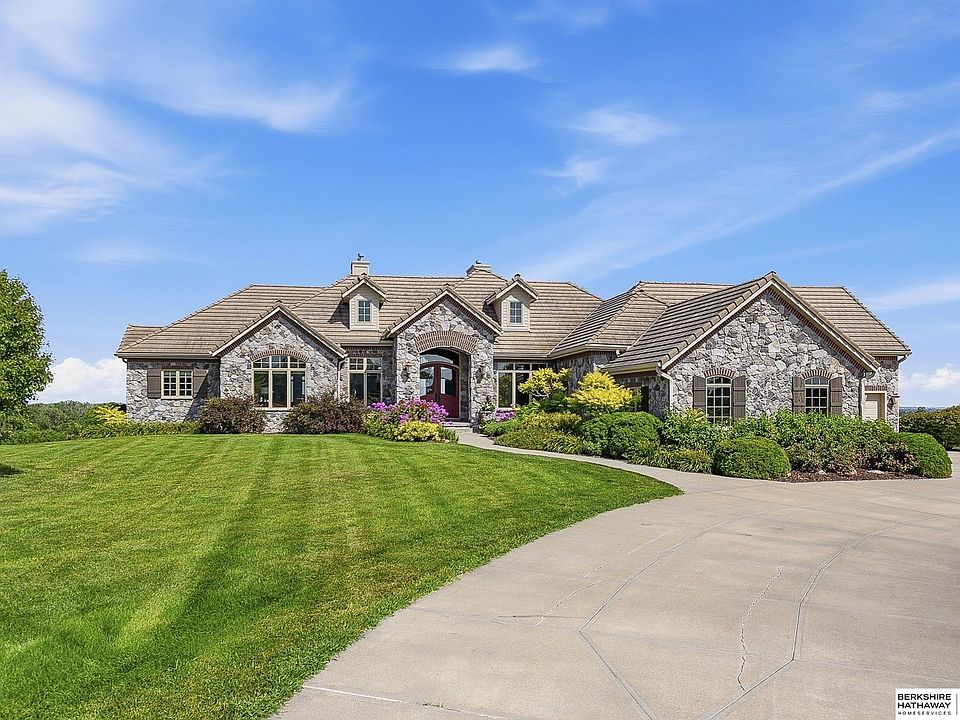 1st image of 1586 Avignon Cir