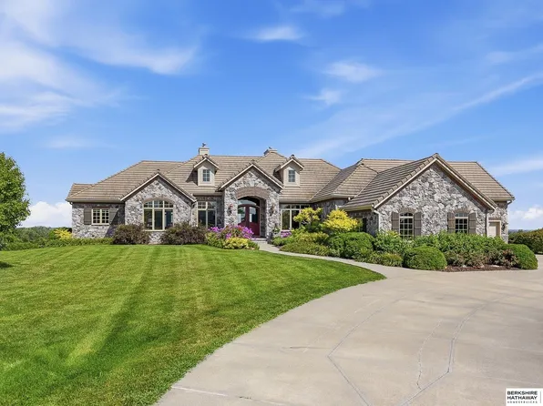 1586 Avignon Cir, Yutan, NE 68073