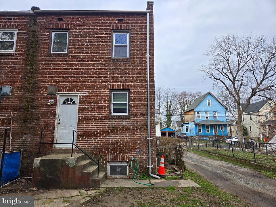 1st image of 136 Chestnut Ave