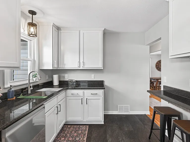 422 Jefferson Ave S — Photo 19