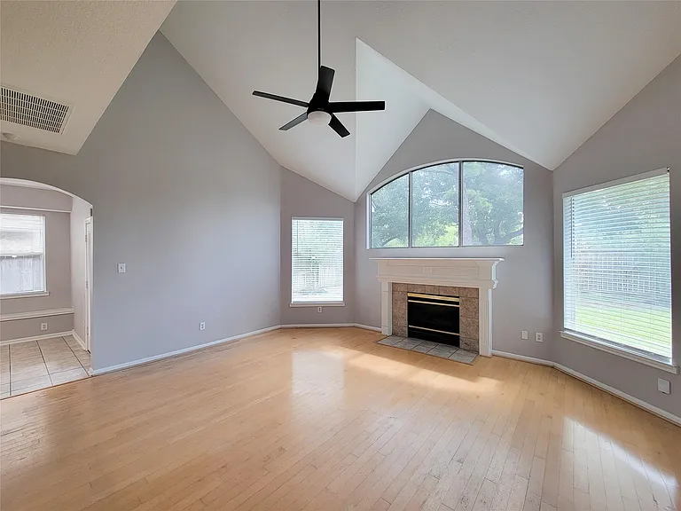 9410 Barretts Glen Ct — Photo 16