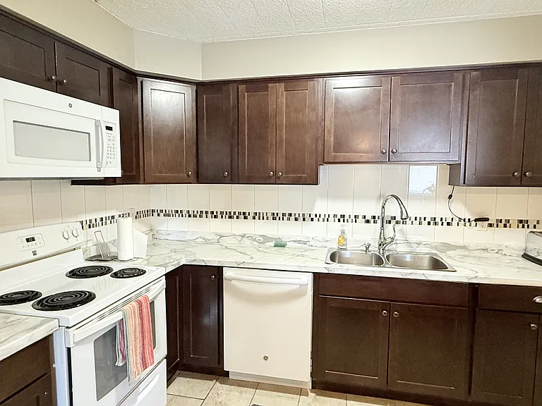 360 Tecumseh Rd W #302 — Photo 4