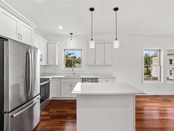 4th image of 11 Stone St Unit E