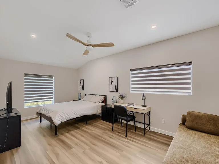 8815 Sharpview Dr — Photo 17