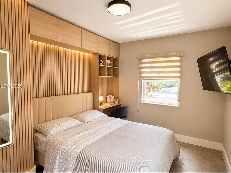 2425 SW 21st Ter #1 — Photo 3