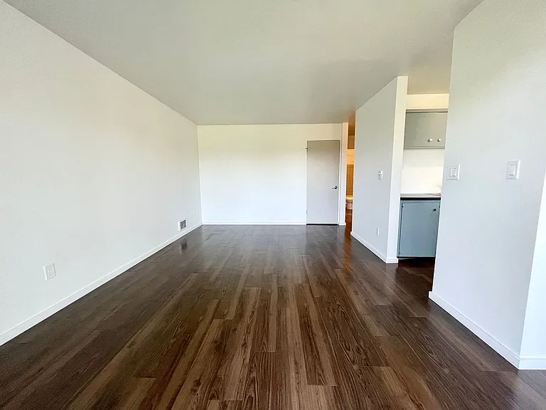 Bayview Apartments — Photo 74