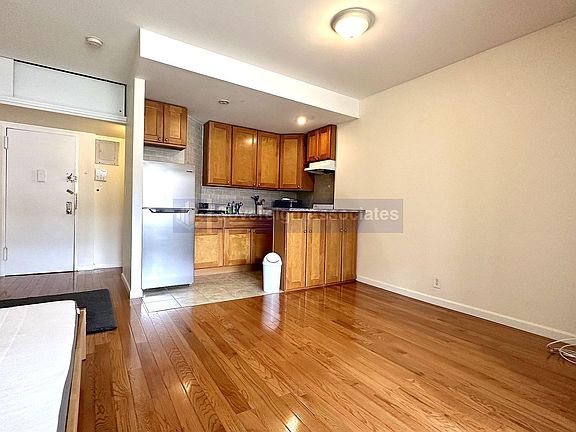 5th image of 318 W 107th St APT 10