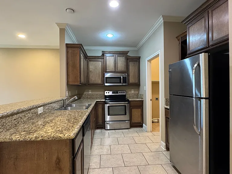 9100 Shadow Oak Dr — Photo 13