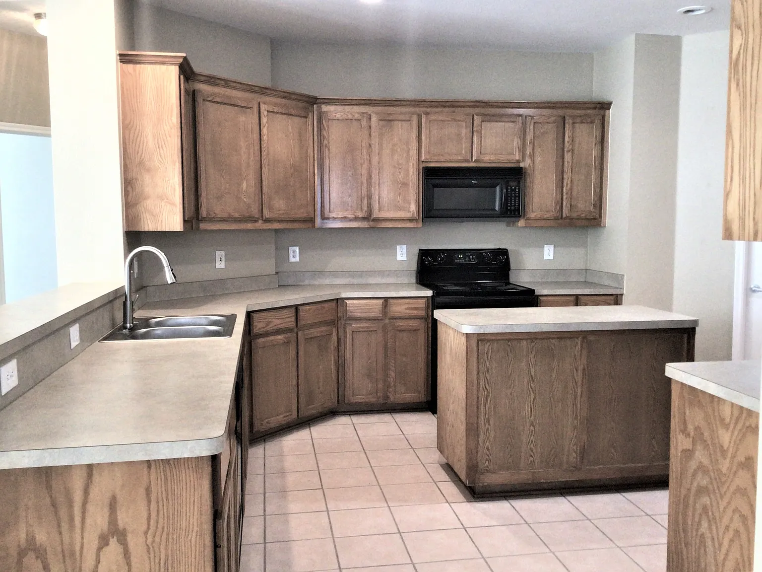 4 bed, 2.5 bath, 2508 sqft, $2,570 — Photo 2