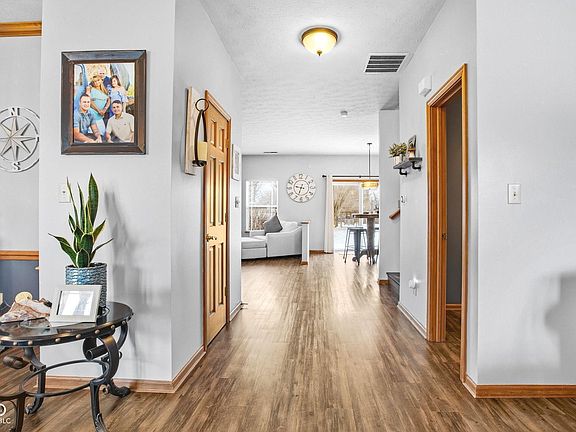 3rd image of 1018 Schmitt Rd