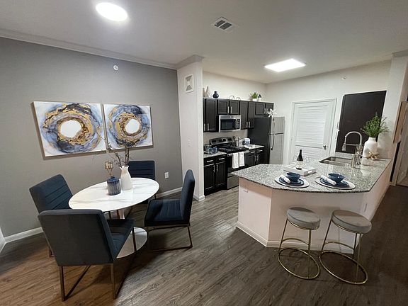 4th image of 484 Cromwell Dr