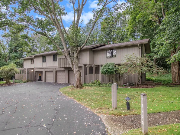 3880 Greenleaf Cir, Kalamazoo, MI 49008