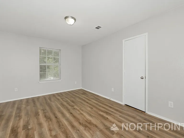 3075 Saint Nicholas Dr — Photo 10